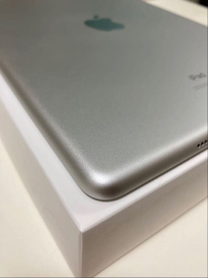 Apple iPad 10.2インチ シルバー