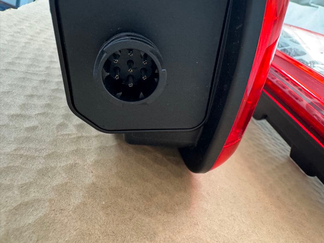 UD純正　ボルボテール　新車外し　左右セット