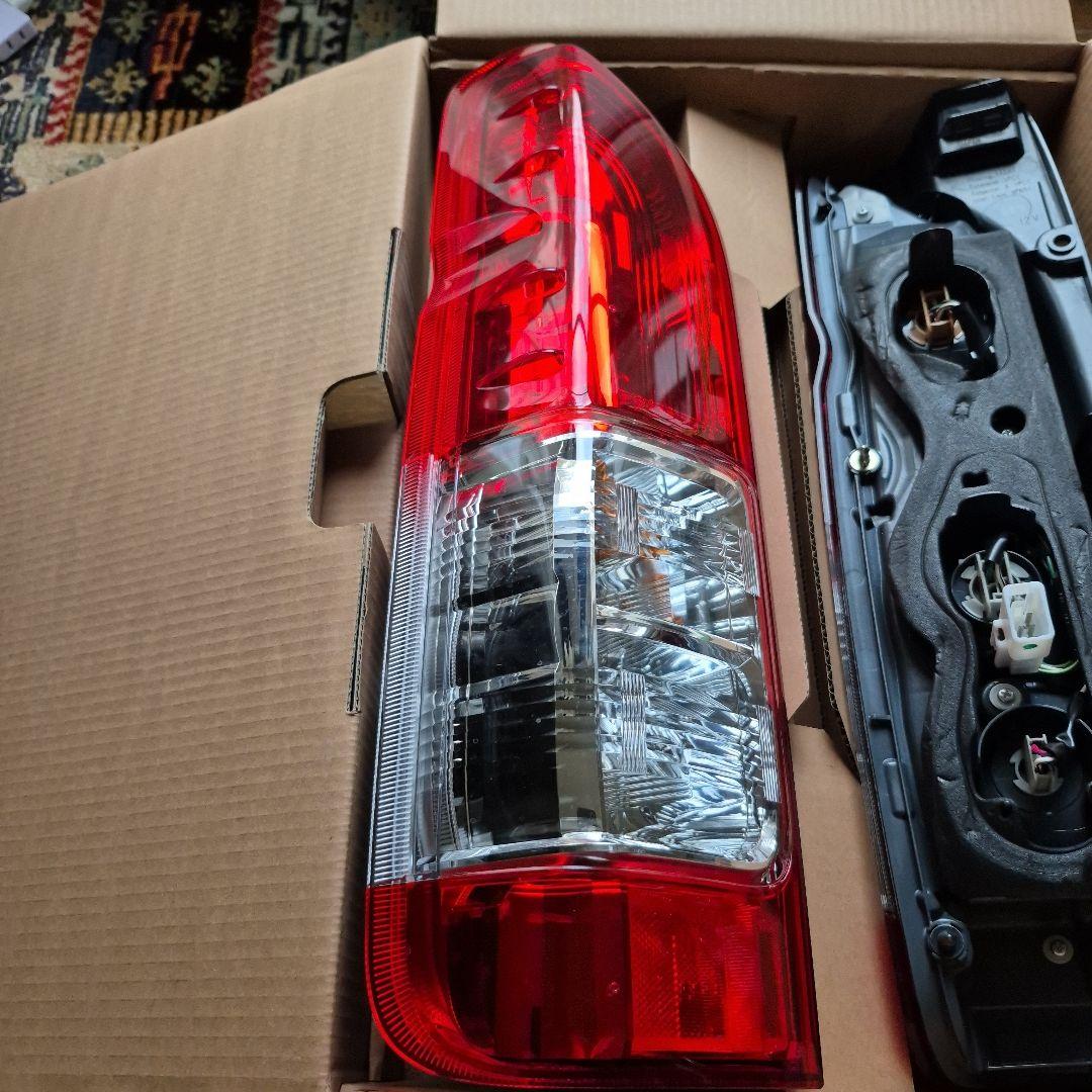 ハイエース　200系　純正　テールランプ左右 新車外し