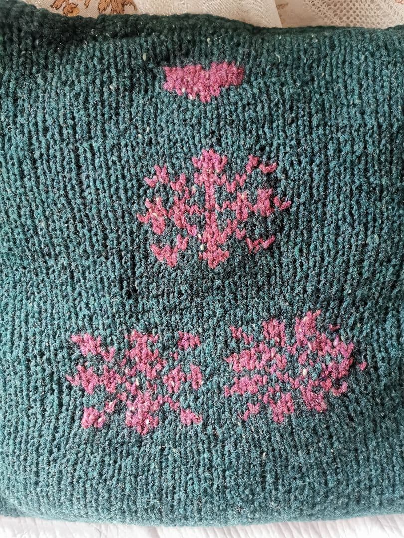 ヴィンテージドイツ メリノツィードニット棒針手編みハート＆蜂柄 中綿入クッション