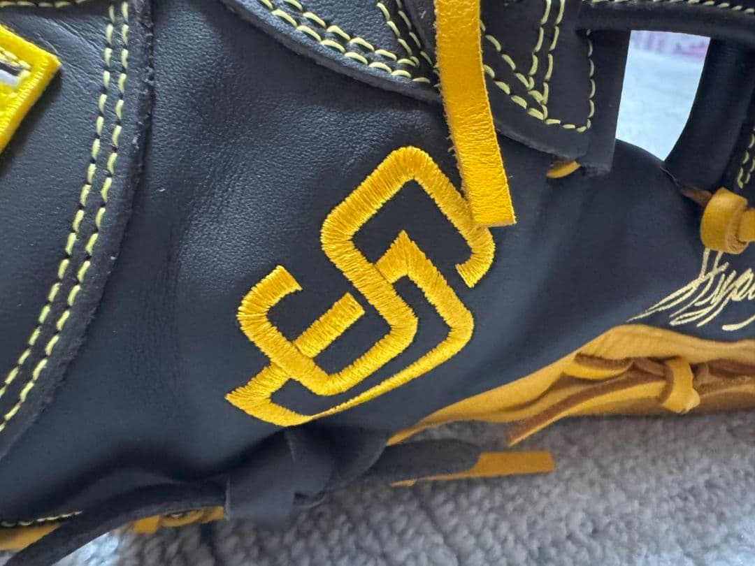 【限界値下】Rawlings 軟式グローブ 黒/黄　パドレスモデル