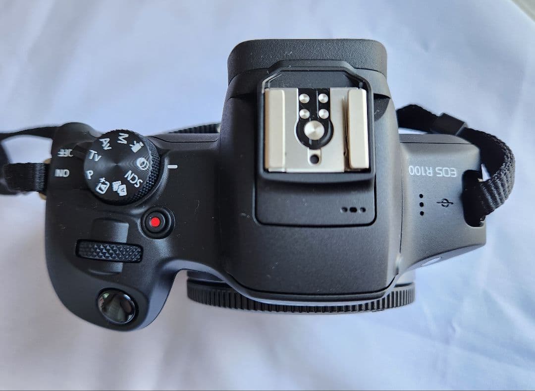 Canon EOS R100 ミラーレス一眼カメラ（レンズクリーニングセット付）