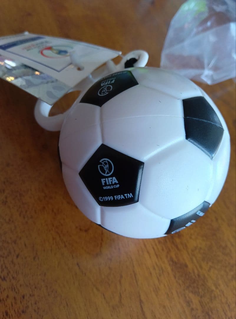 サッカーボール型キーホルダー FIFA2002ボールにポンチョ入り