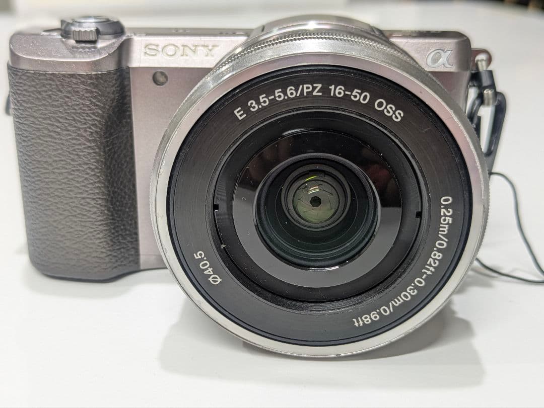 ソニーのミラーレス一眼 α5100　望遠ズームレンズ付き