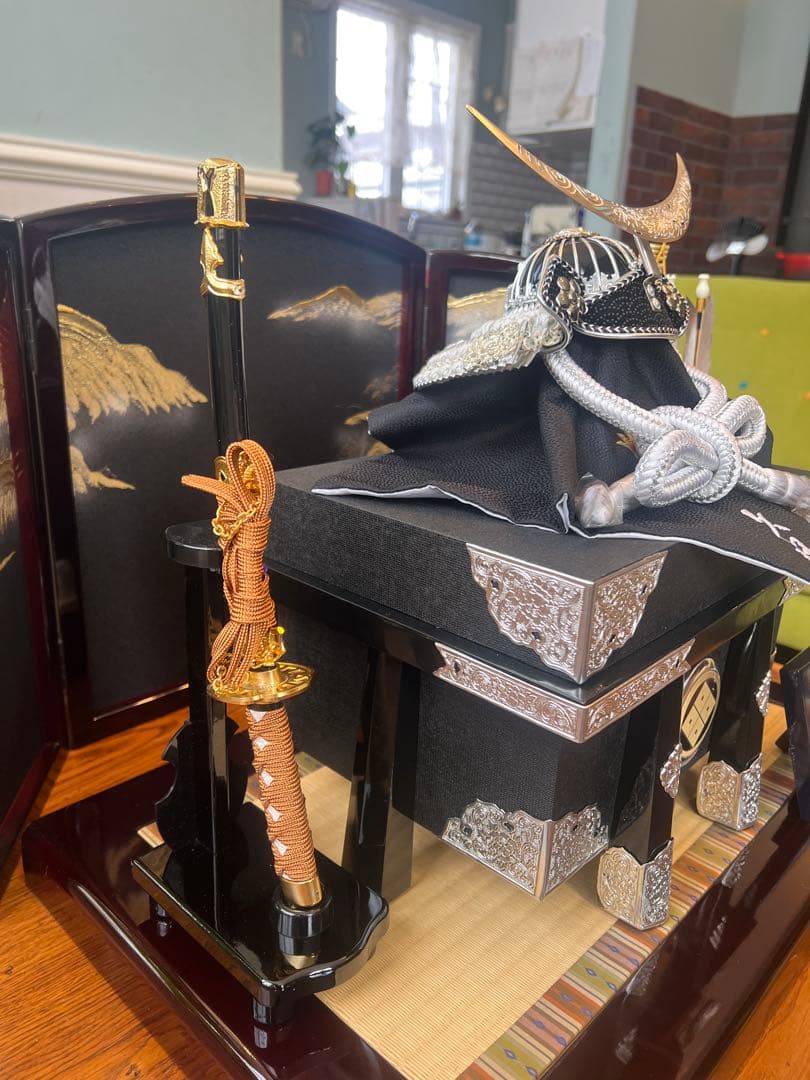 五月人形 武士の兜と刀矢付き 久月 三日月形前立の兜 銀