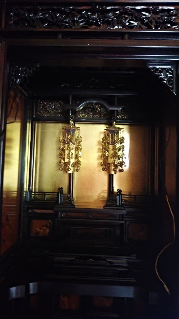 黒檀のお仏壇と仏具各種、漆塗り絹張り手描き絵お盆提灯(みのじ製岐阜提灯)一対