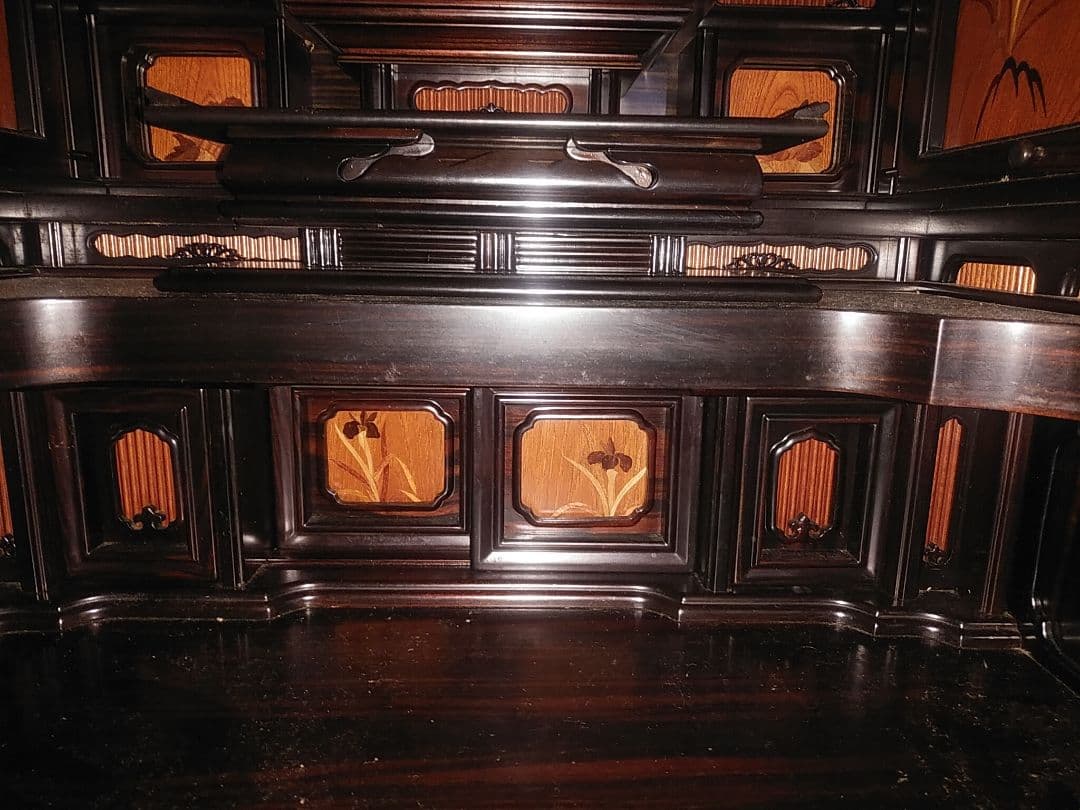 黒檀のお仏壇と仏具各種、漆塗り絹張り手描き絵お盆提灯(みのじ製岐阜提灯)一対