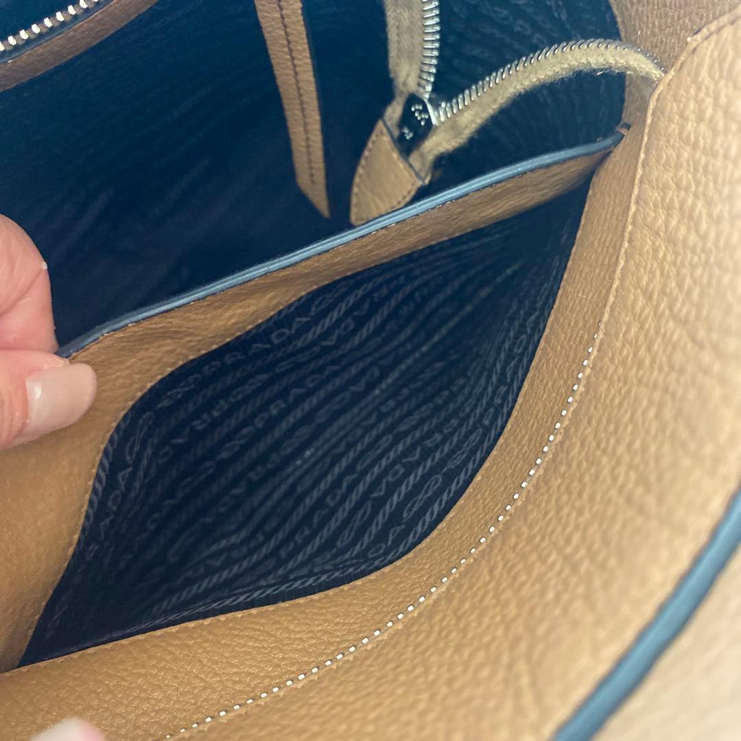 PRADA ベージュ レザー ショルダーバッグ
