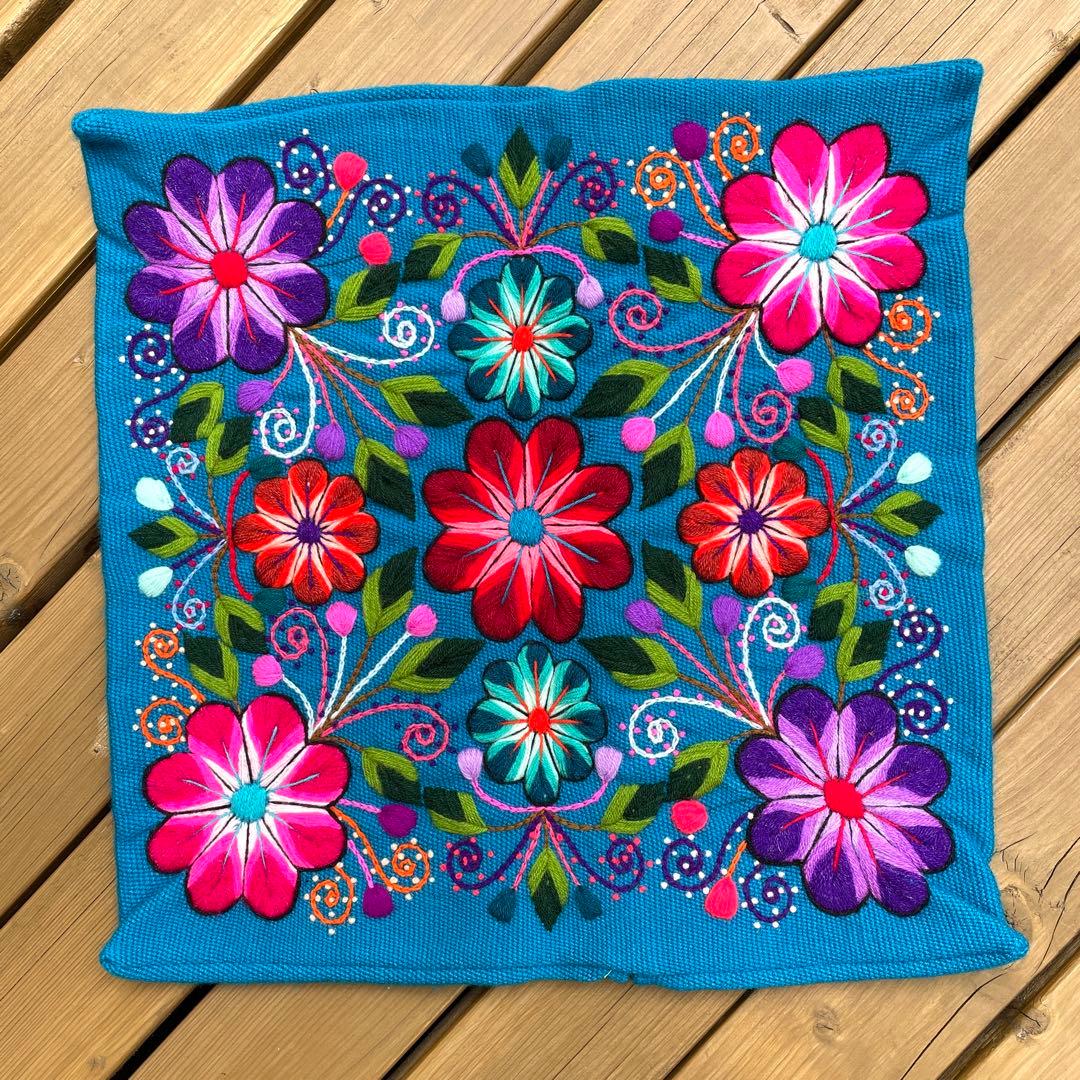 ペルーの手作り刺繍　アルパカブレンド　クッションカバー　伝統的な刺繍　45x45