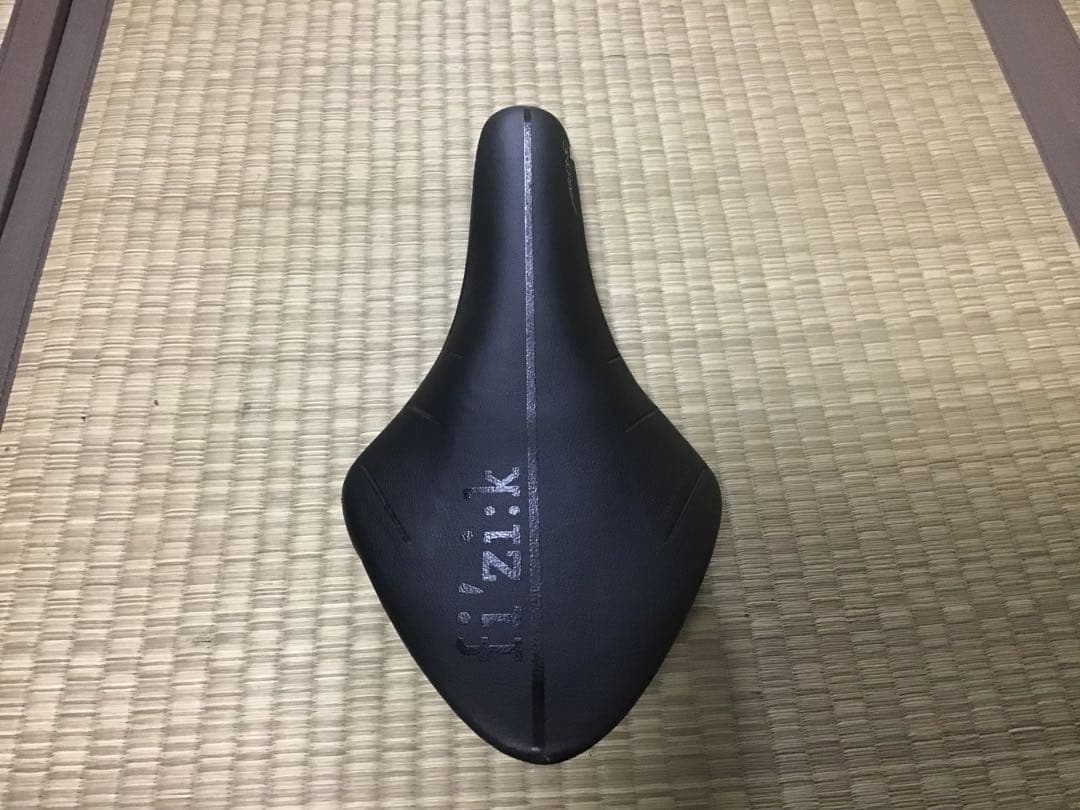 フィジーク FiZik Arione カーボンサドル ブラック