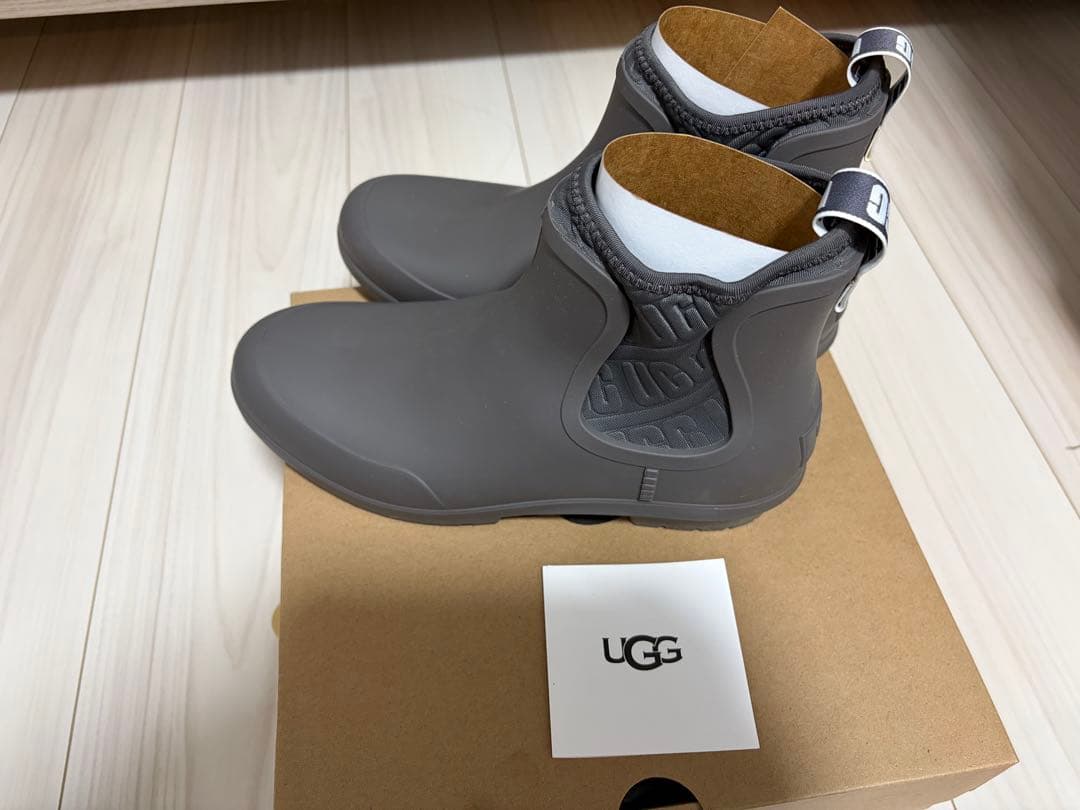 新品UGG グレー ショートブーツ 雨天用　起毛取り外し可能なインヒール♡