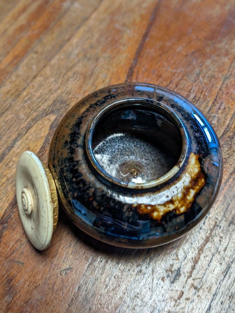 〈濃茶用の茶入れ〉小さな陶の器・蓋付き
