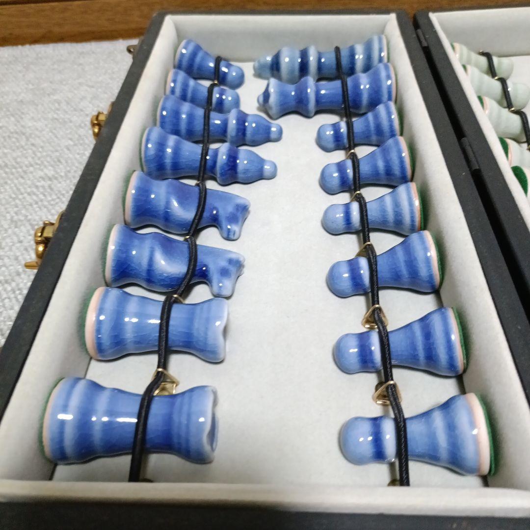 タイ　セラドン焼き陶器駒とチェスボード