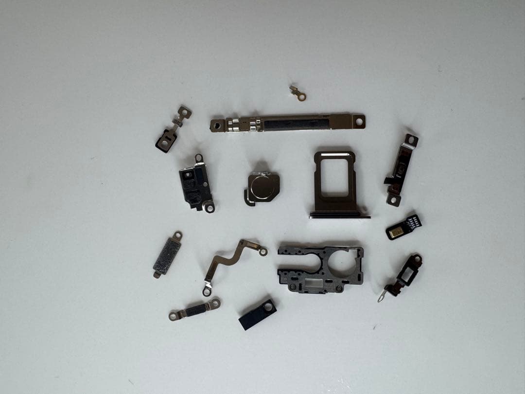 iPhone 15 Pro シルバー 本体と部品