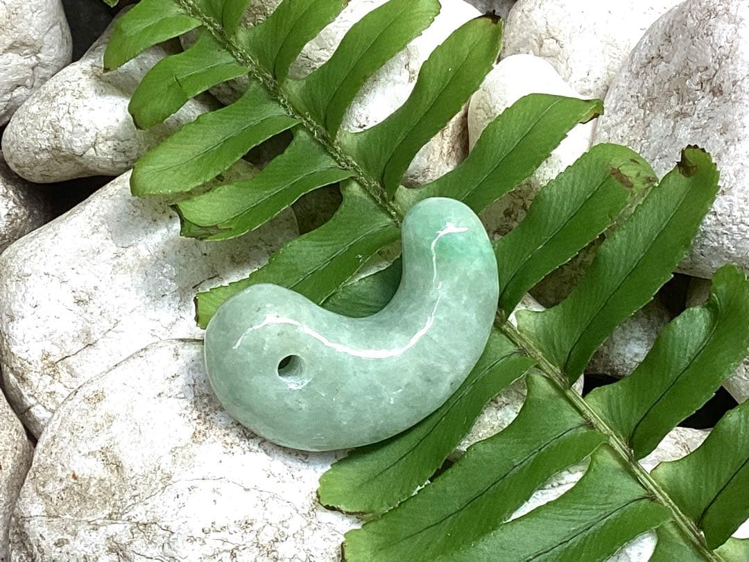 ✳綺麗な若草色　幸運導く緑の糸魚川翡翠勾玉　本物をお持ちください‼️ 鑑別書取得品