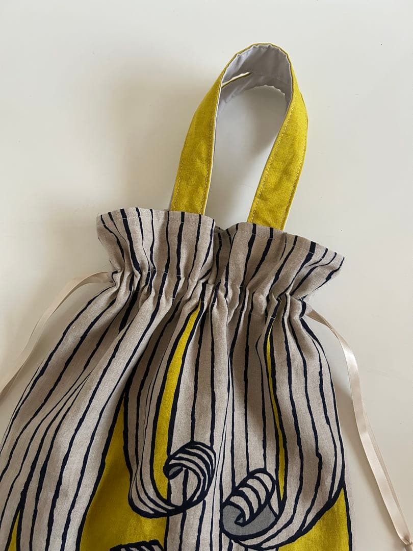 ミナペルホネン生地使用　ハンドメイド巾着バッグ　swing イエロー