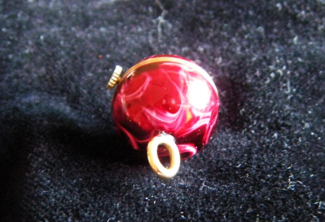 ★動きます！★赤いエナメルのペンダント時計/ペンダント・ウオッチ　鎖付き★