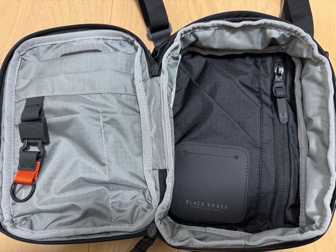 BLACK EMBER KOMPAK ショルダーバッグ