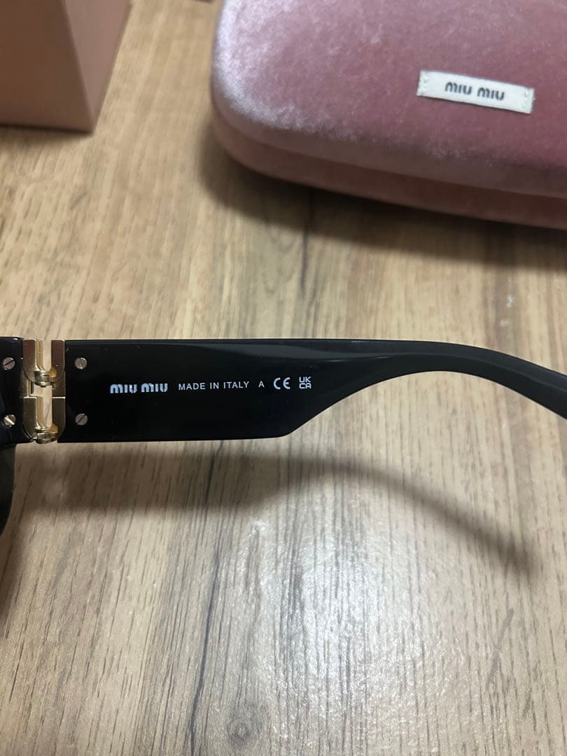 Miu Miu ブラックキャットアイサングラス