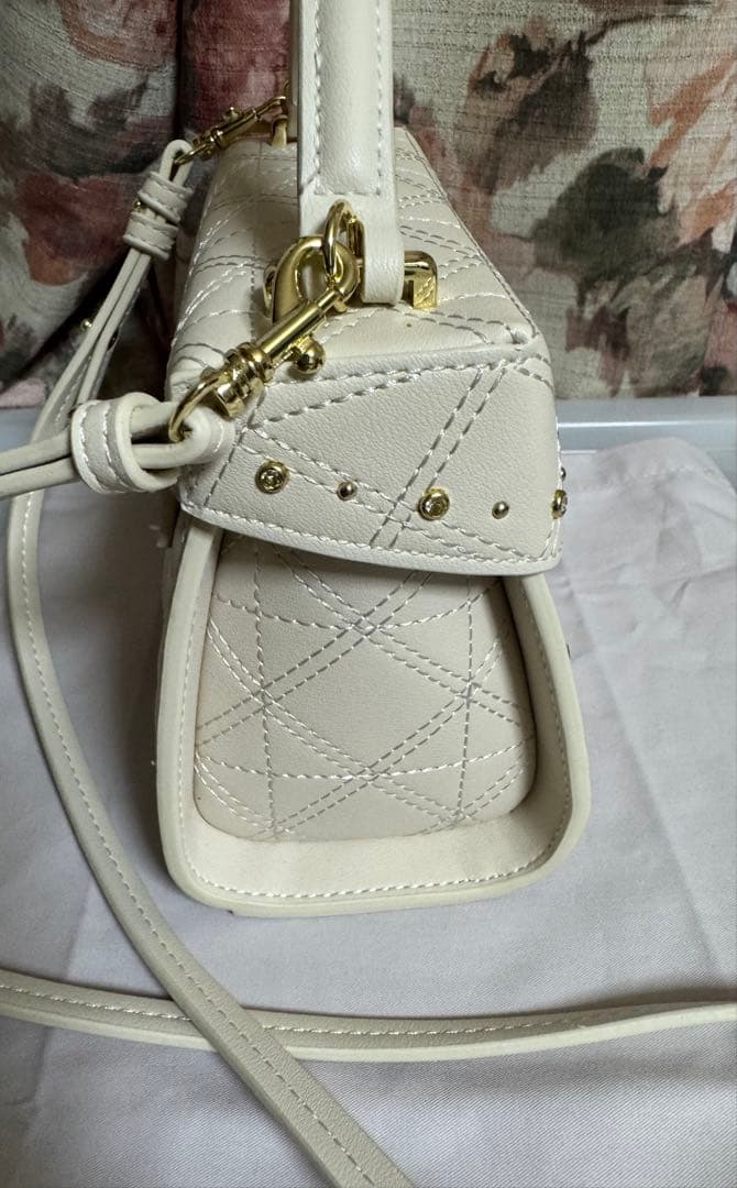 【お値下げしました】セルフォードリュタンキルティングビジュースタッズポシェット