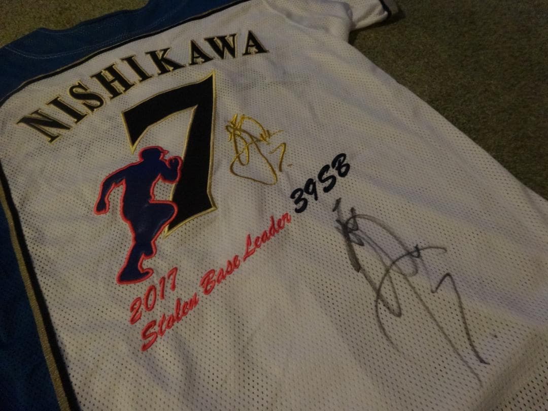 西川遥輝　2017盗塁王　記念ユニフォーム　直筆サイン入り　ヤクルトスワローズ