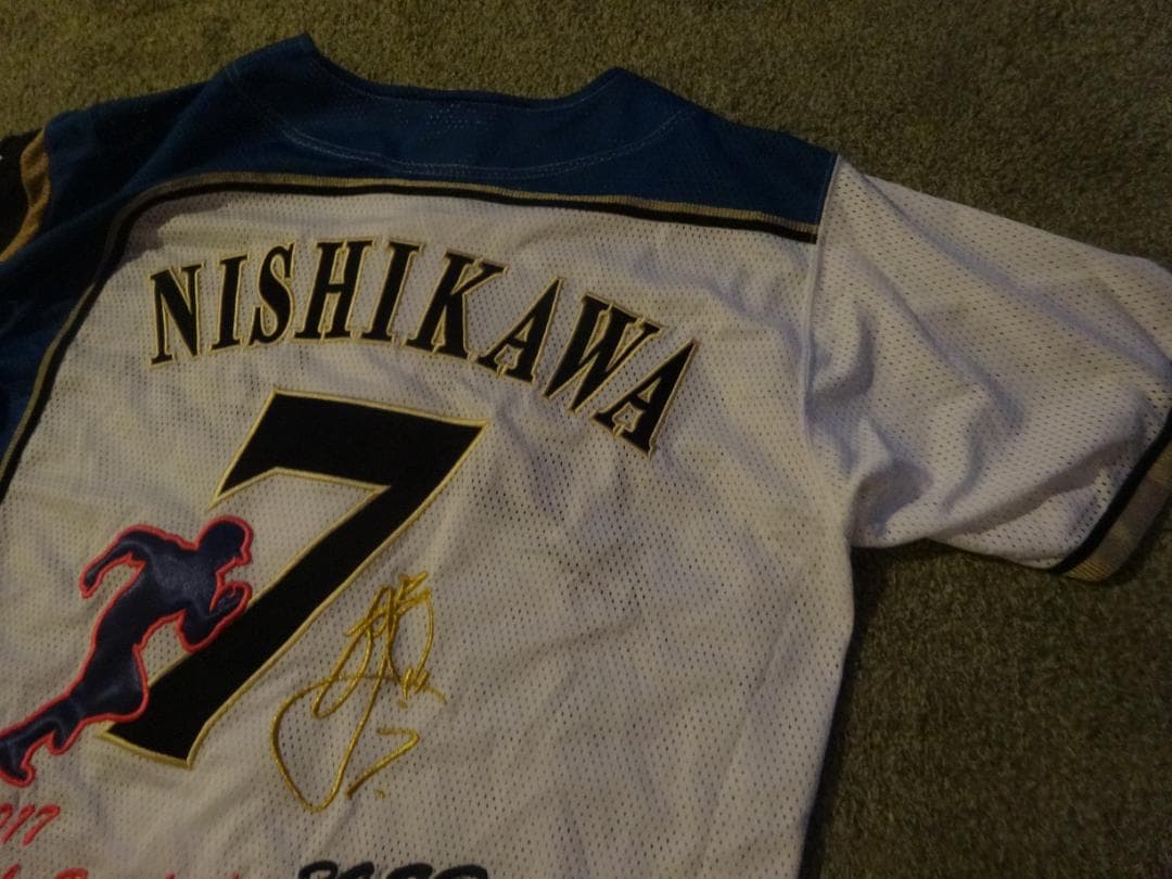 西川遥輝　2017盗塁王　記念ユニフォーム　直筆サイン入り　ヤクルトスワローズ