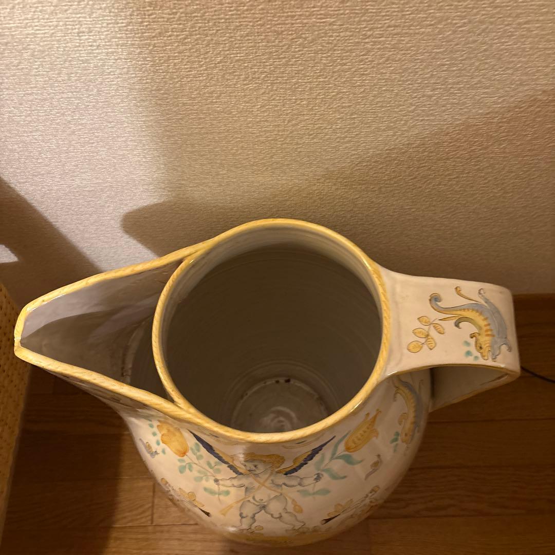 装飾的な陶器製ピッチャー　壺　花瓶