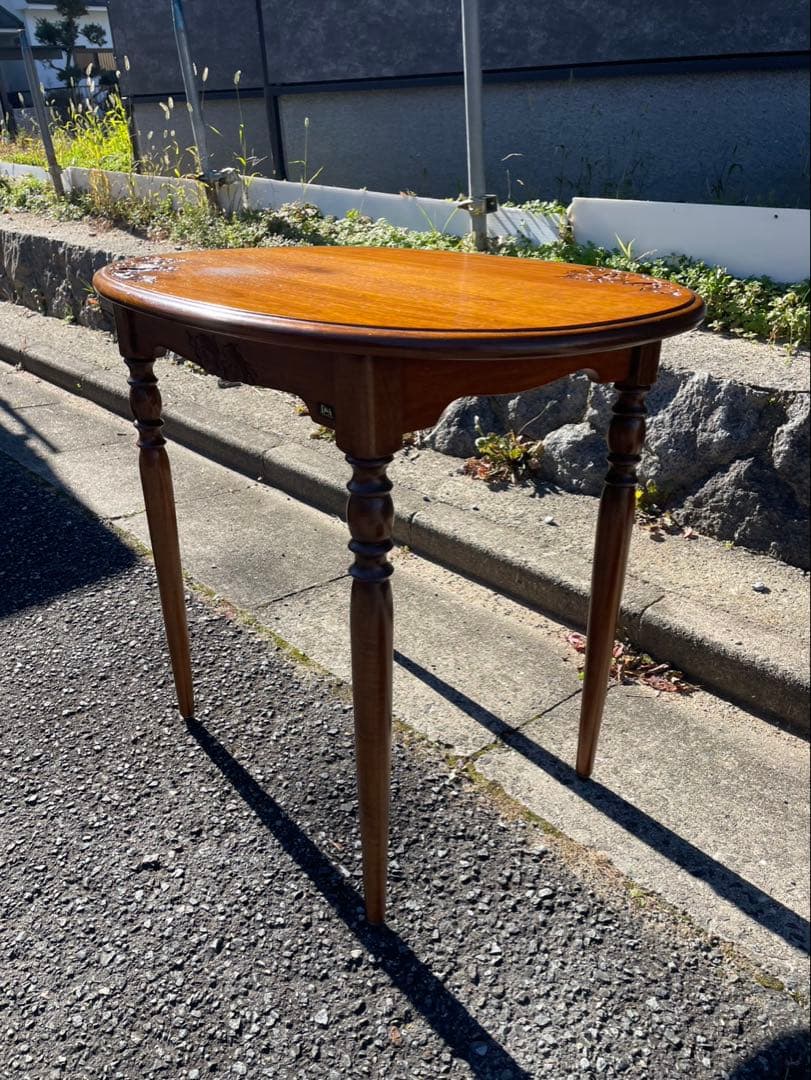 楕円形木製テーブル 彫刻入り　テーブル