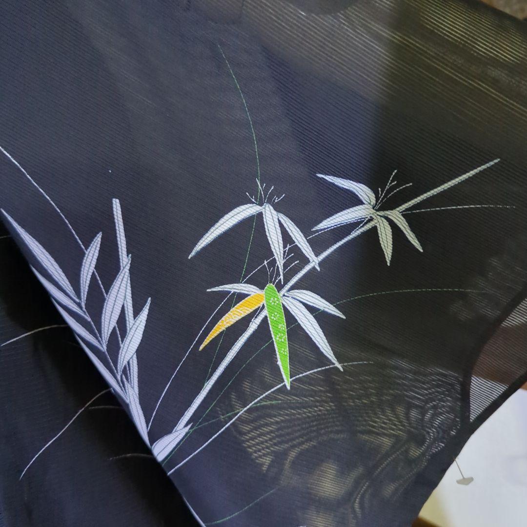 黒の地に清々しく描かれます笹竹が粋な絵模様を見せる洗える絽のお着物です