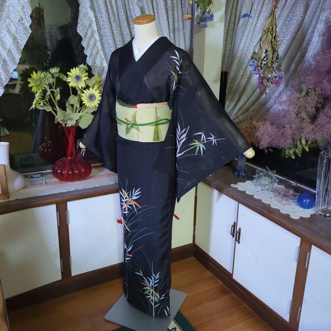 黒の地に清々しく描かれます笹竹が粋な絵模様を見せる洗える絽のお着物です