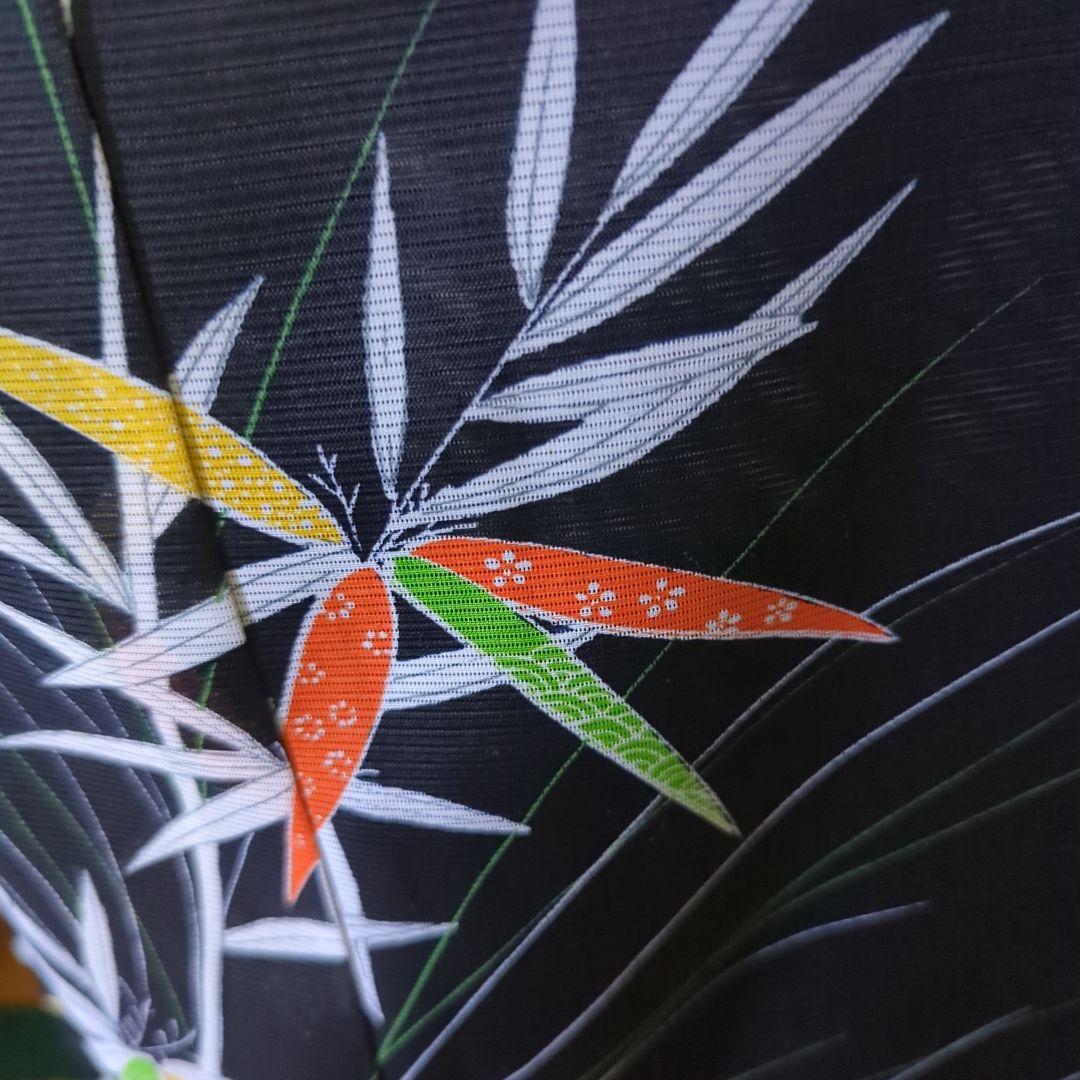 黒の地に清々しく描かれます笹竹が粋な絵模様を見せる洗える絽のお着物です