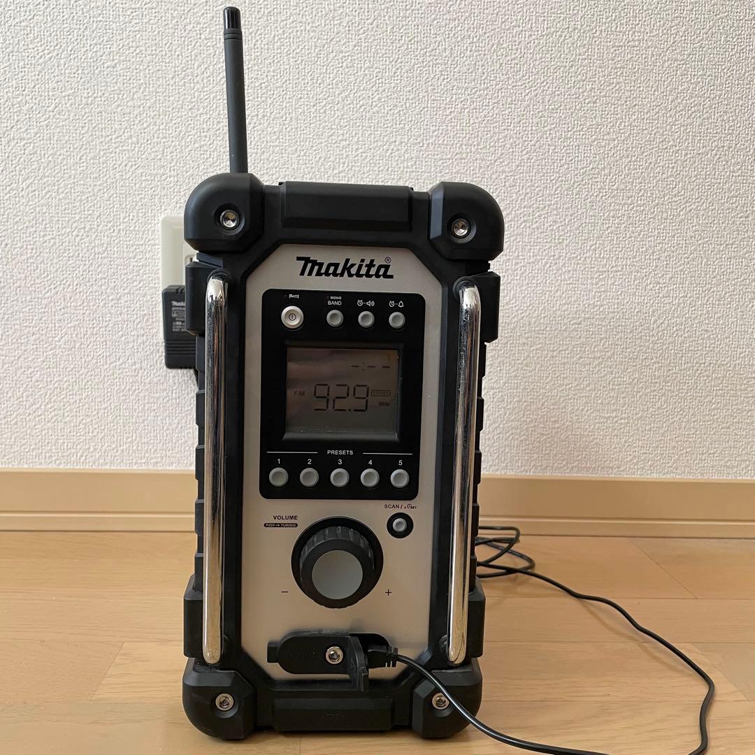 極美品✨　マキタ 充電式ラジオ MR102 ACアダプタ付き　白