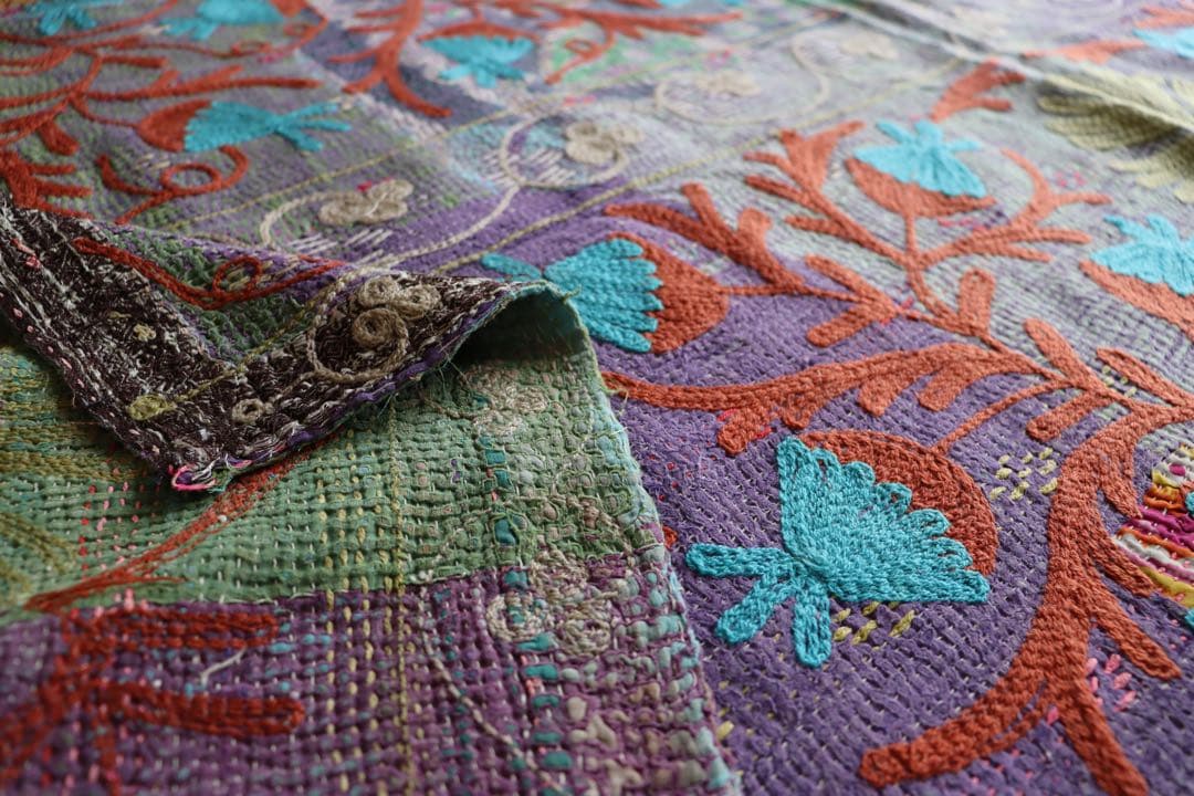 オールドラリーキルトスザニ刺繍　多色刺繍ラグ 大きめ