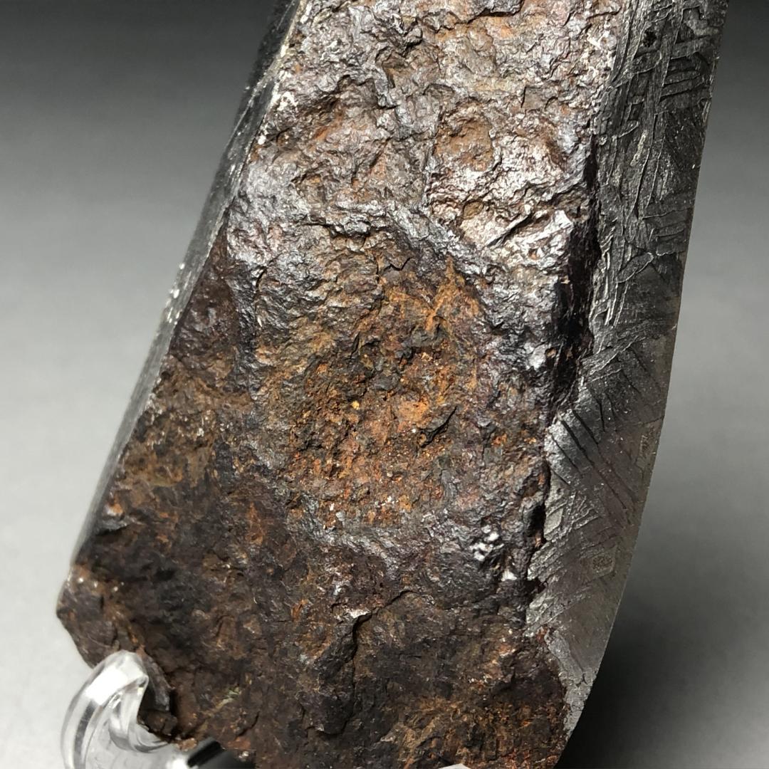 み*ん様 隕石 鉄隕石　アルタイ隕石　ナチュラル　原石　重さ約100ｇ 立て付き