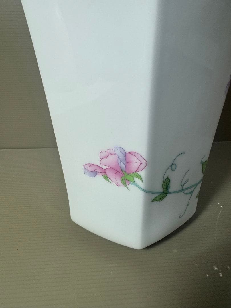 2564  香蘭社　薔薇　六角花瓶　未使用