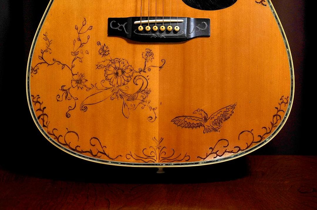 ★華やかな場面の演出で盛り立てるオブジェへの創造♪【彫刻装飾ギター】♪