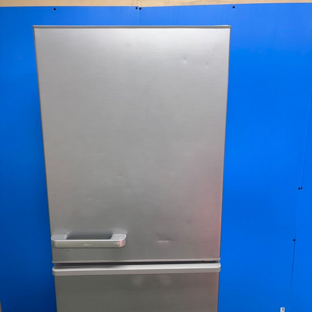 657 AQUA 大型冷蔵庫　300L強　小型　右開き　4ドア　真ん中野菜室