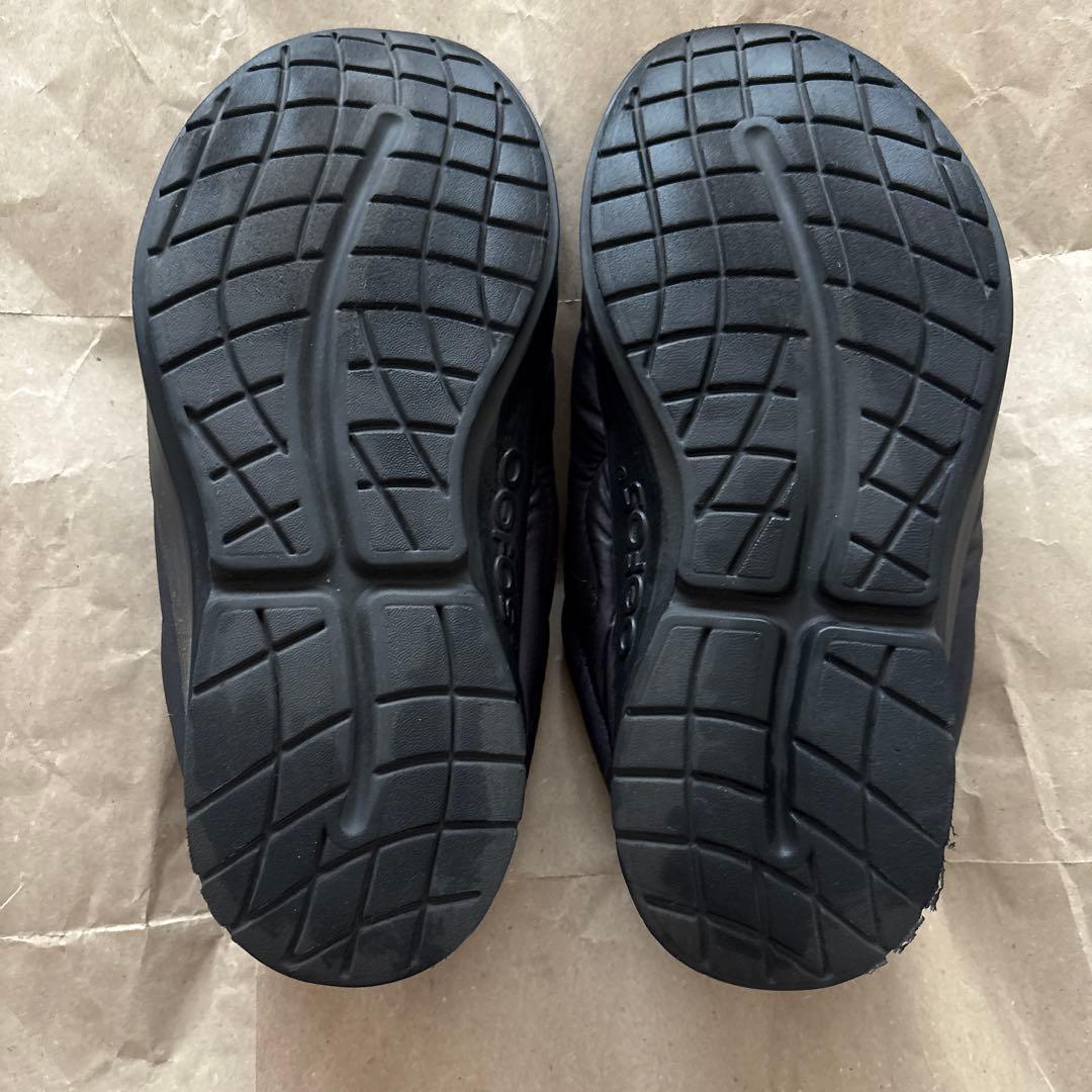 Oofos ブラック サンダル キルティングデザイン