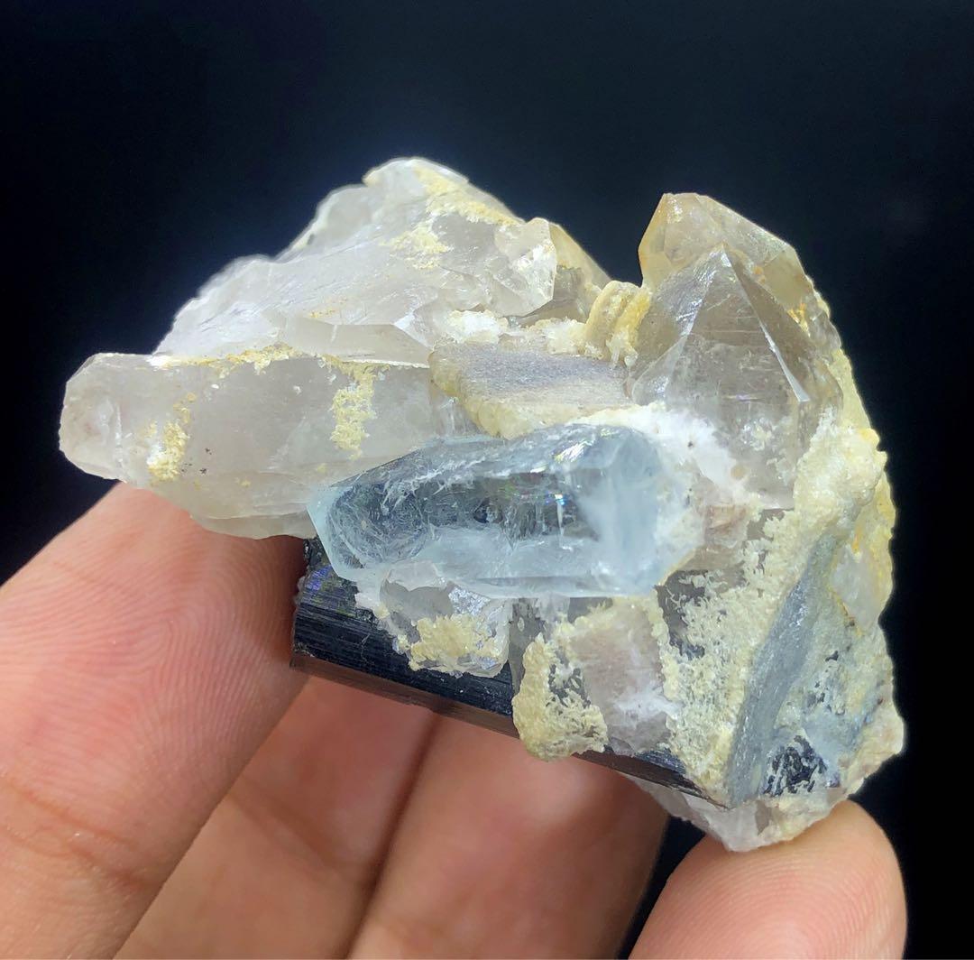 ショールトルマリン、クォーツ、マイカの標本を含む天然アクアマリン