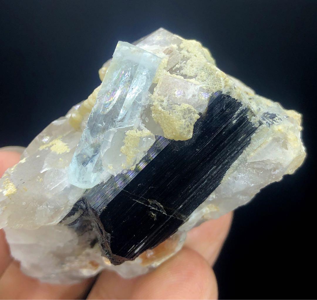 ショールトルマリン、クォーツ、マイカの標本を含む天然アクアマリン