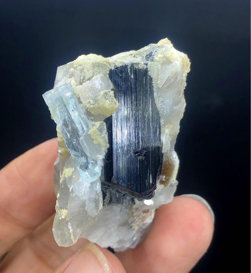 ショールトルマリン、クォーツ、マイカの標本を含む天然アクアマリン