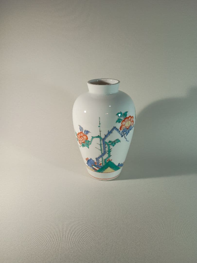 １４代酒井田柿右衛門作 七寸岩牡丹紋 花瓶