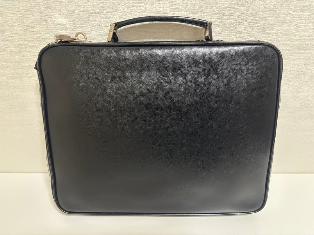 【鍵付き南京錠】PRADA ビジネスバッグ 三角ロゴ サフィアーノレザー メンズ
