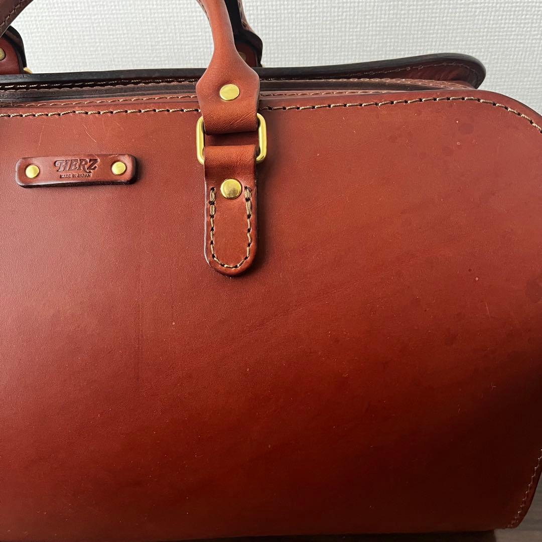 ヘルツ 二本手ファスナーボストンバッグ