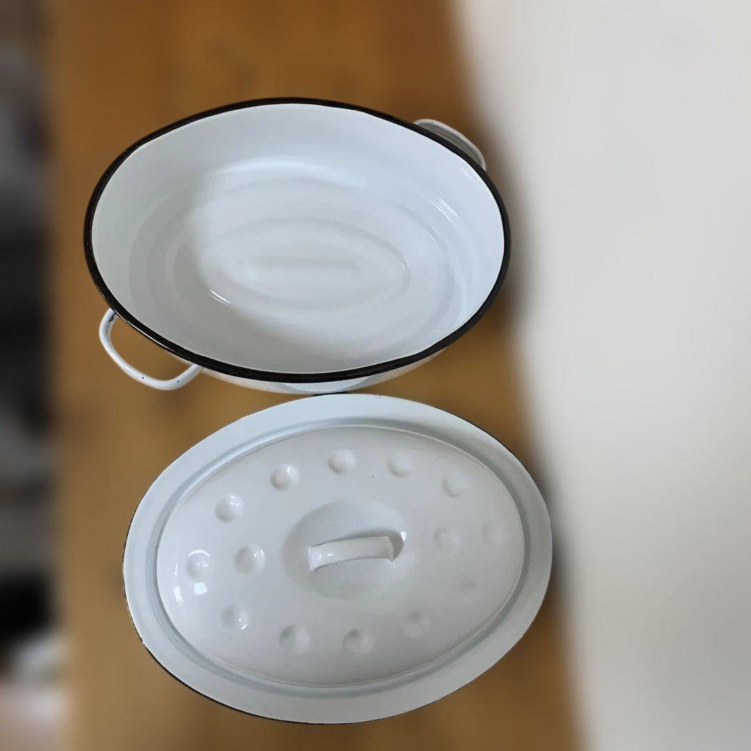 アンティーク　カントリー雑貨ホーロー製 白い楕円形鍋　変形取手　両手鍋