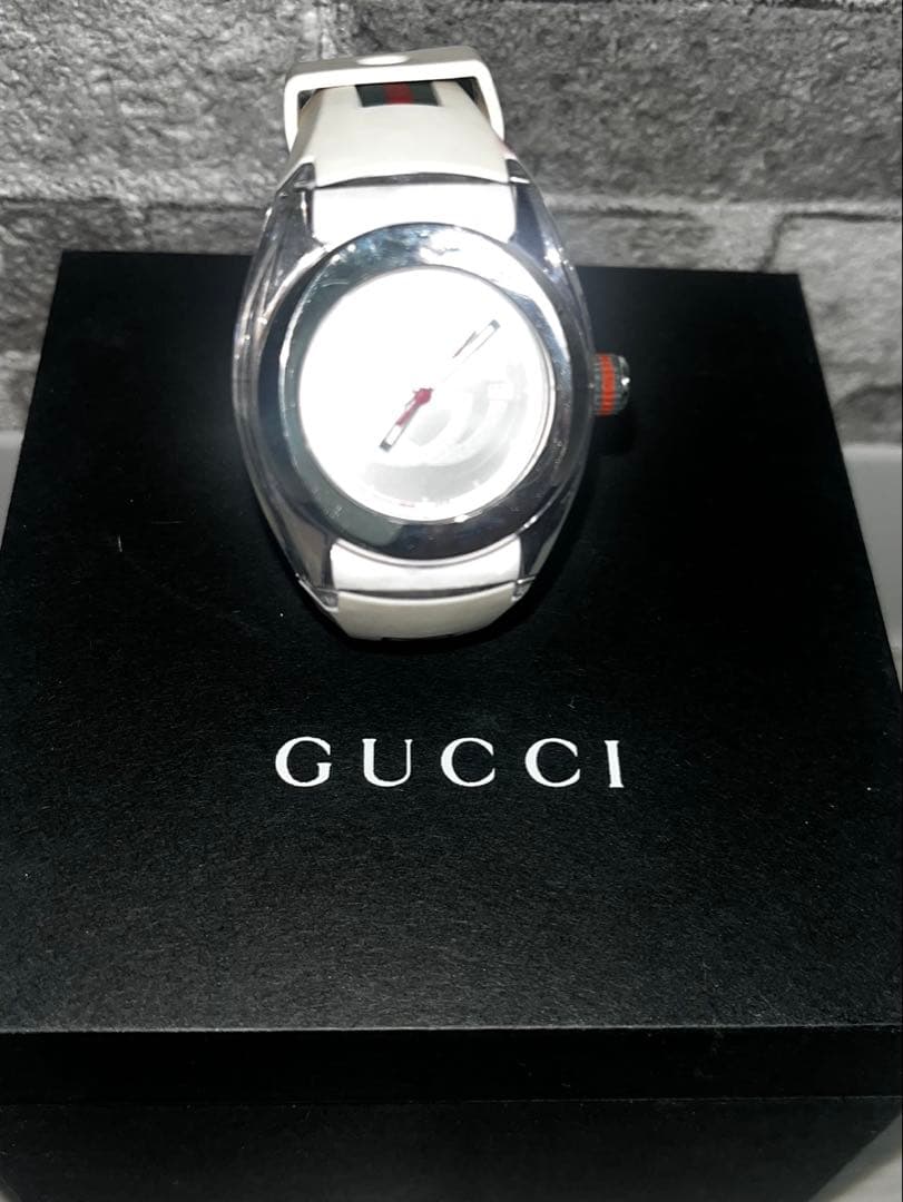GUCCI ホワイトシリコンバンド 時計