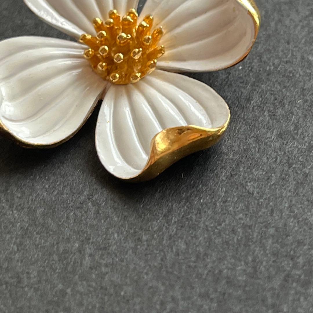 CROWN TRIFARI 白エナメル ハナミズキ ブローチ&イヤリングセット