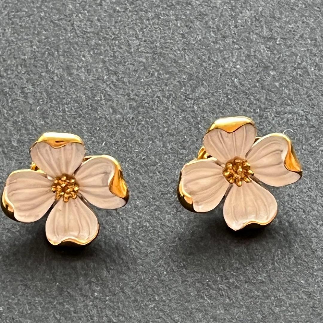 CROWN TRIFARI 白エナメル ハナミズキ ブローチ&イヤリングセット