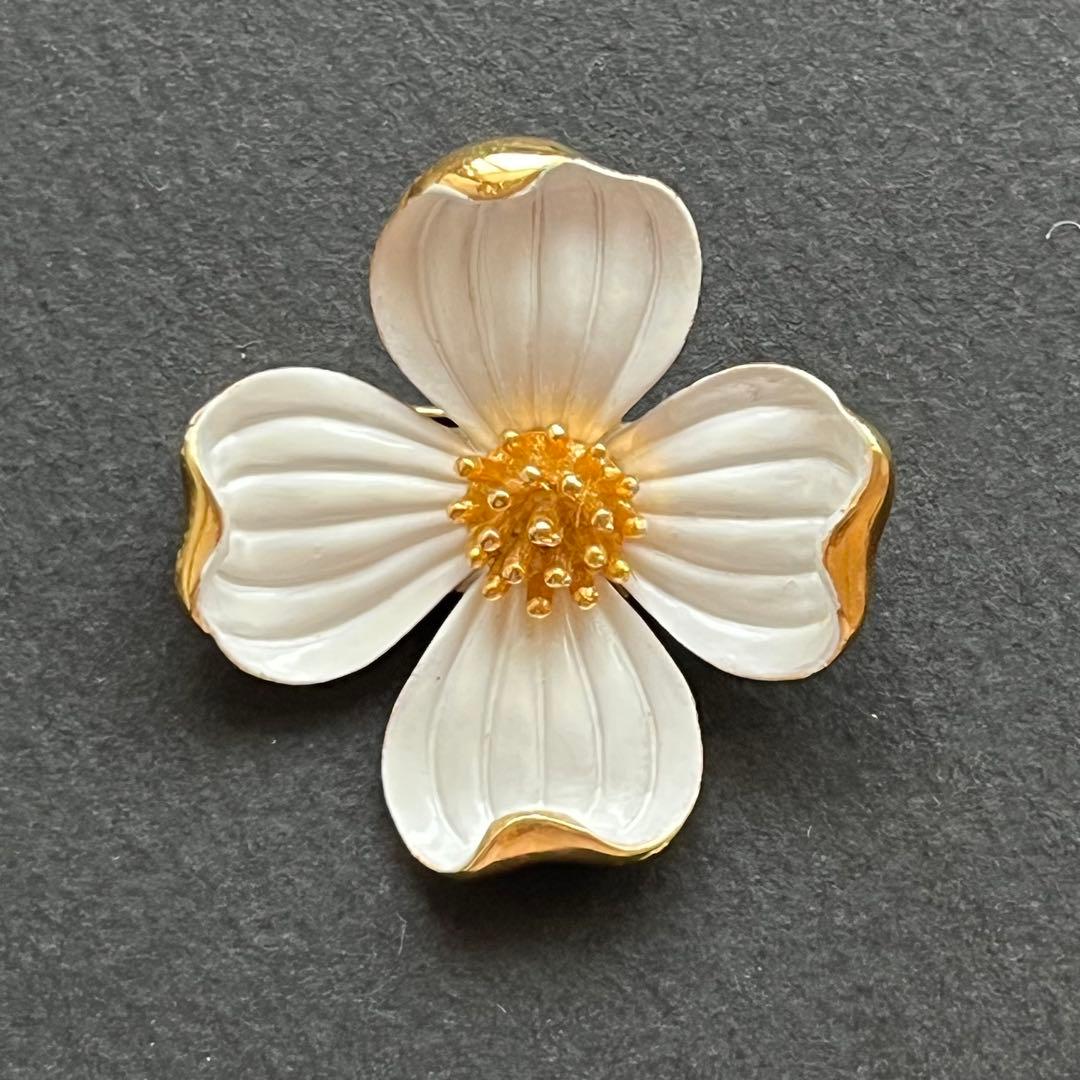 CROWN TRIFARI 白エナメル ハナミズキ ブローチ&イヤリングセット