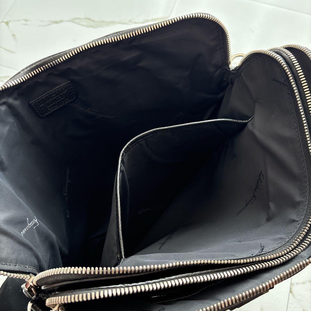 【Salvatore Ferragamo】 ショルダー付 本革ブリーフケース